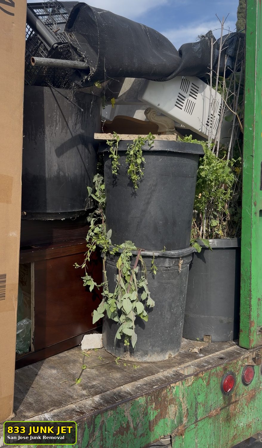 Garage cleanout San Jose by 833 Junk Jet